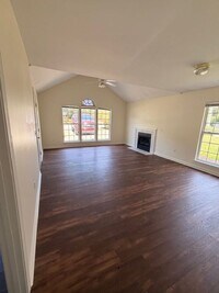 Building Photo - Beautiful and spacious! Ready for move in!