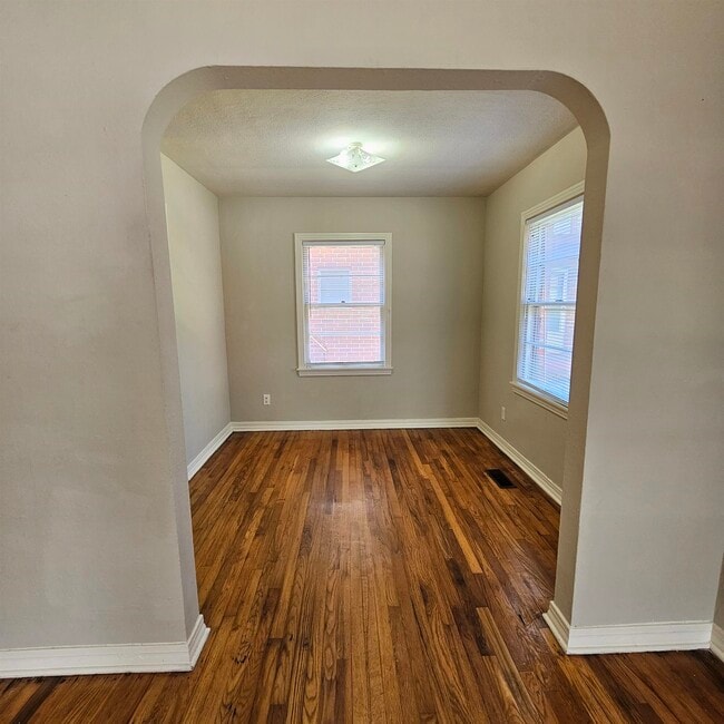 Building Photo - 124 S Franklin Blvd