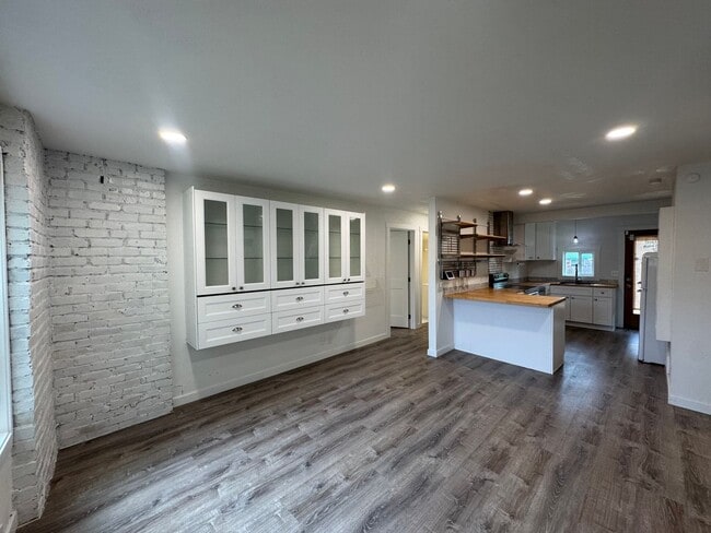 Building Photo - 527 S 50th St