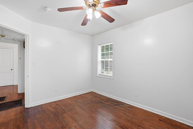 Building Photo - 517 11th Ct W