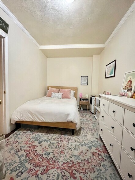 Building Photo - 716 E 6th St