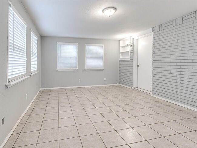 Building Photo - 305 Woodside Dr