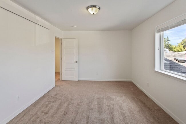 Building Photo - 4 Bed 2.5 Bath - Townhome - Hillcrest - NAS Whidbey