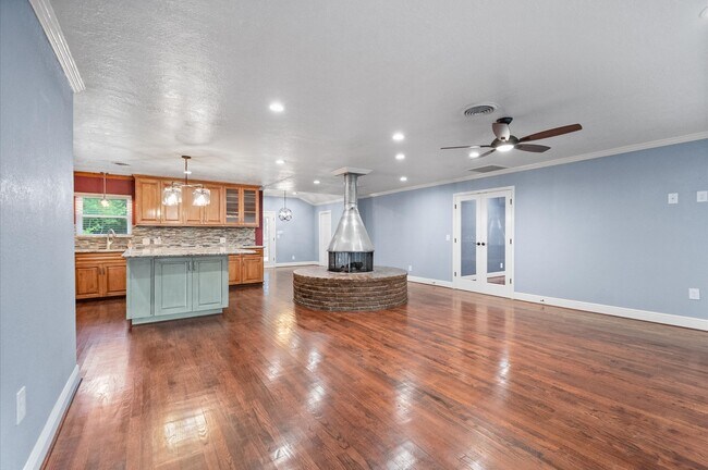 Building Photo - 1320 Woodvine Dr
