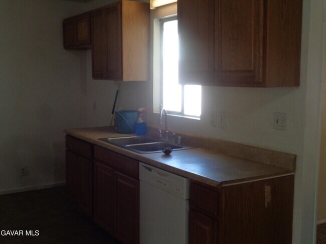 Building Photo - 15950 Lawrence Dr