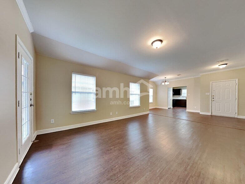 Building Photo - 2301 Arrowhead Dr