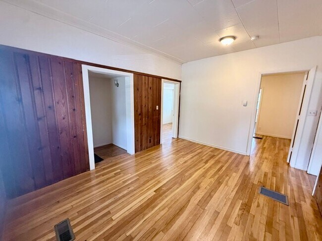 Building Photo - 4 Bedroom Single Family Home in West Haven