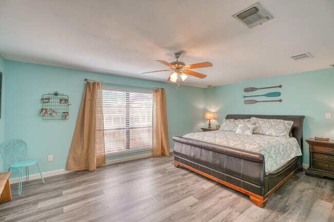Building Photo - 724 S Chaparral