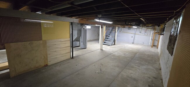 Building Photo - Spacious 2 bedroom with garage + 2 vehicle...