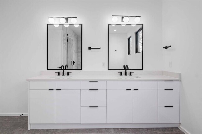 Building Photo - 1704 Kinney Ave