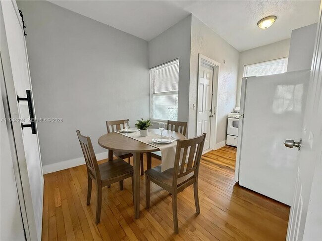 Building Photo - 315 W 28th St