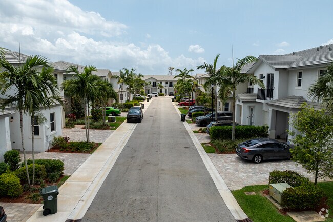 5150 W Hillsboro Blvd - Long Pines Townhomes