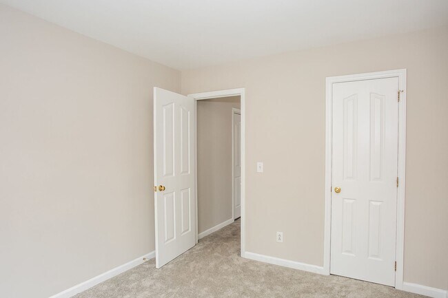 Building Photo - Charlotte -  3 bedroom 2.5 bath Townhome - Davis Lake Community