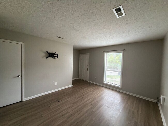 Building Photo - New Listing!