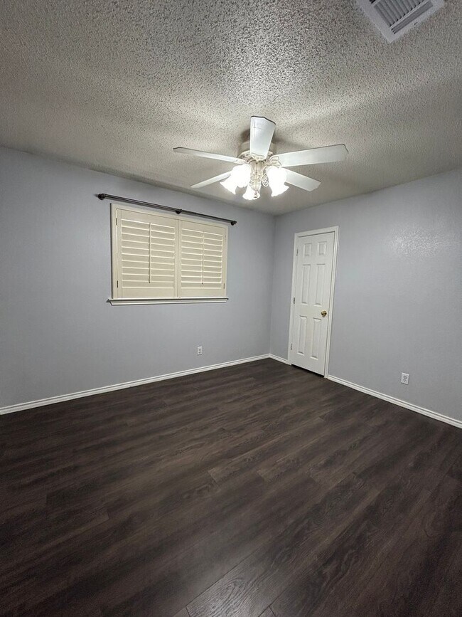 Building Photo - 5425 Veranda Ct