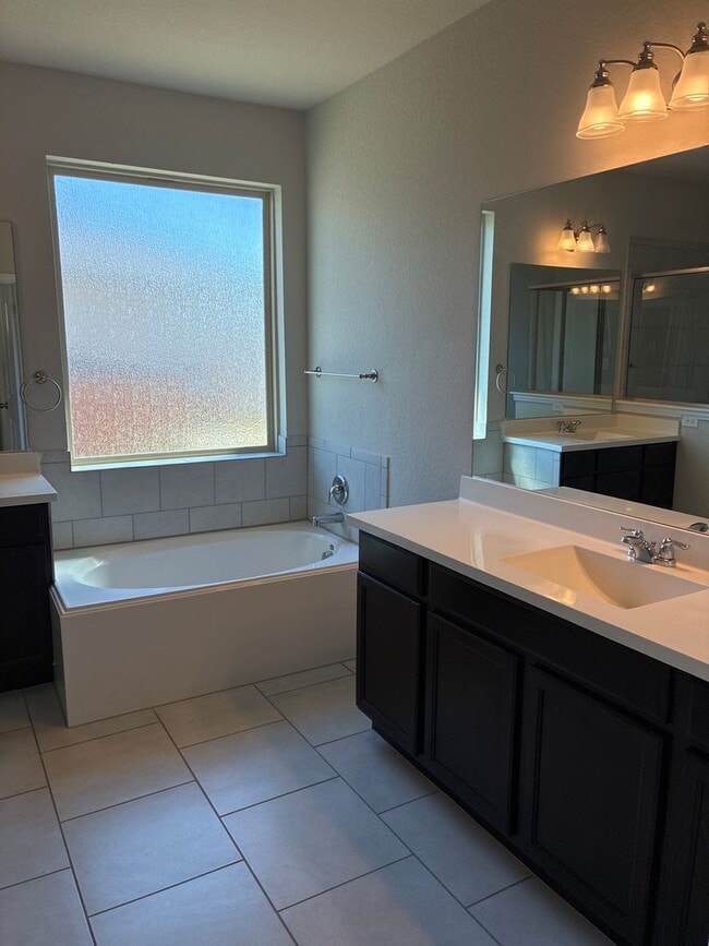 Building Photo - 4BR/3BA House • In-Unit W/D • Attached Garage  • Backyard in San Antonio