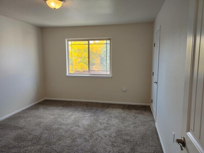 Building Photo - 2250 SW 21st St