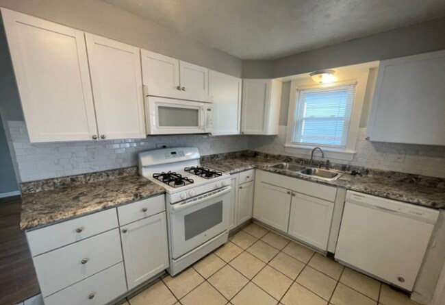 Building Photo - Charming 2BR Home with 1-Car Attached Garage, Hardwood Floor, and Washer/Dryer Provided!