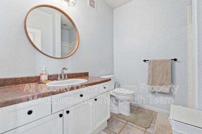 Building Photo - 8427 S Hoyt Way
