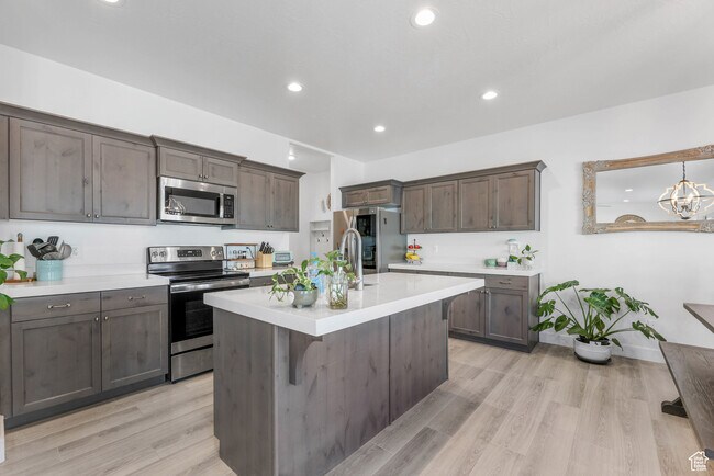 Building Photo - 4713 E Lk Cor Dr