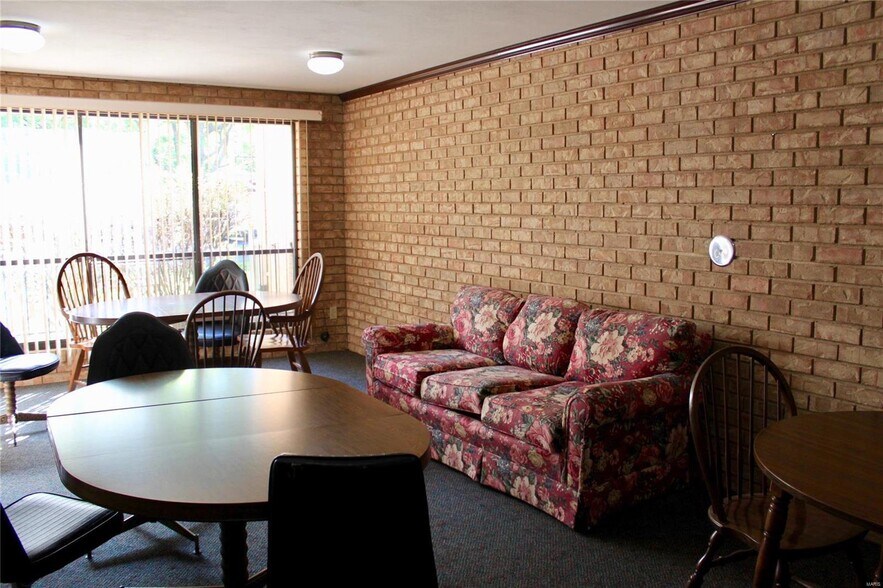 Building Photo - 444 N Clay Ave
