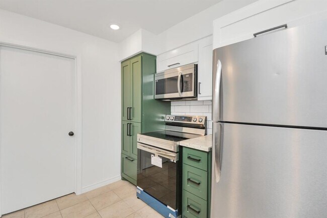 Building Photo - 10951 Shadow Wood Dr