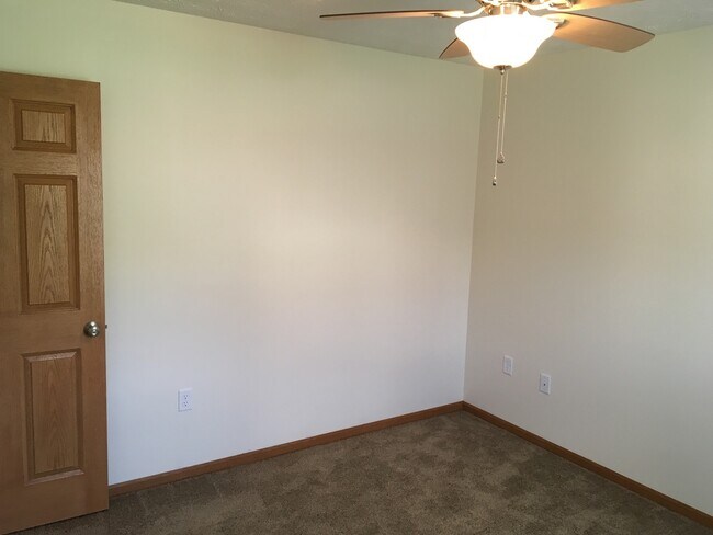 Building Photo - Laurel Creek Apts, 2225/2227 Shamrock Ln