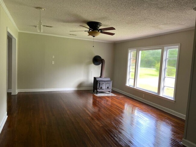 Building Photo - Midway Home Offering lots of space!!