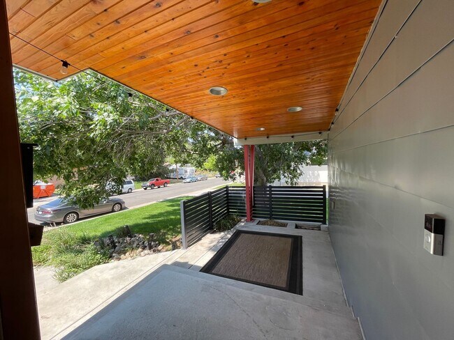 Building Photo - Show Stopper!