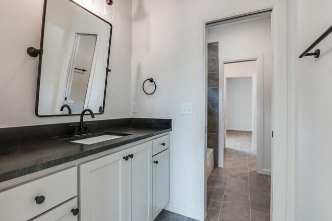 Building Photo - Urban living in Edmond