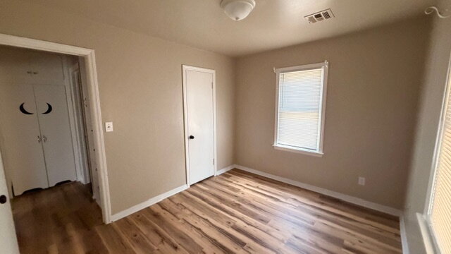 Building Photo - Spacious 3-bedroom, one-bathroom home.