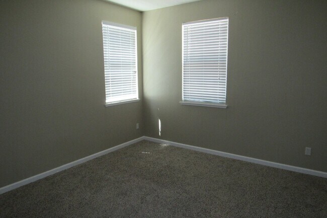 Building Photo - Beautiful Deer Ridge 4 Bed, 3 Bath Brentwo...