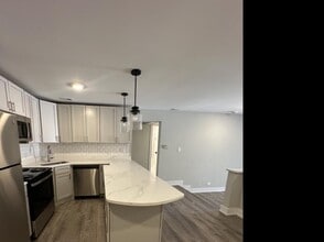 Building Photo - 2 bedroom in Chicago IL 60610