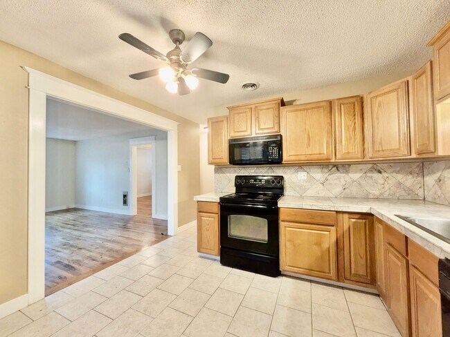 Building Photo - Discover Your New Home in the Heart of the Desirable Sellwood Neighborhood! Water/Sewer/Garbage I...