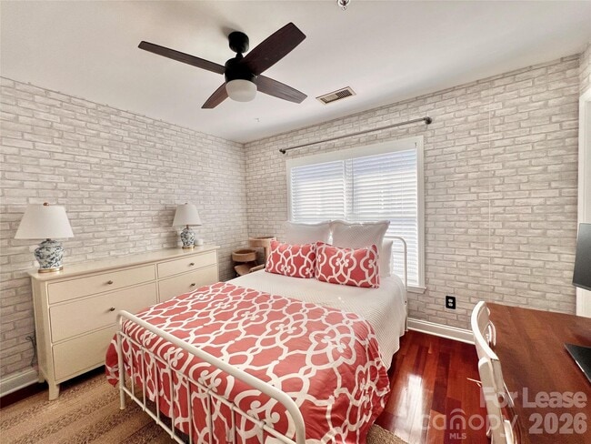 Building Photo - 833 W 4th St