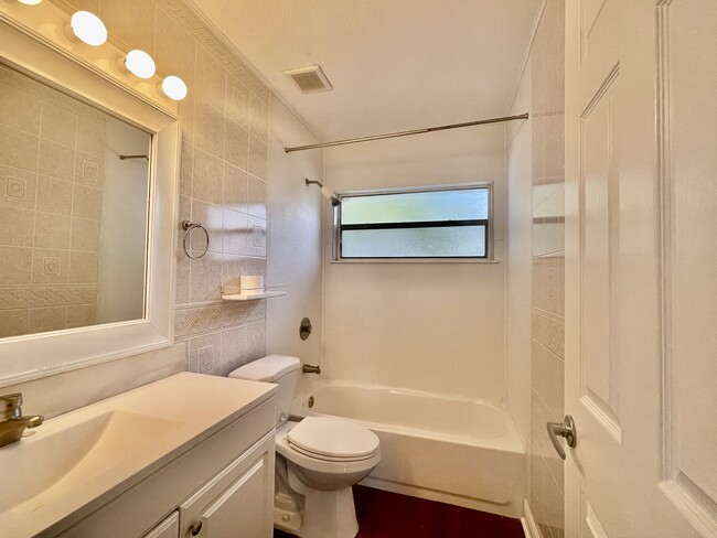 Building Photo - 1730 Long St