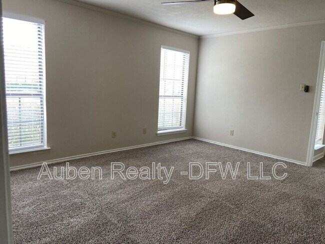Building Photo - 2303 Markland St