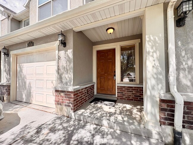 Building Photo - Modern 2 Bed Townhome | Garage, Views & Easy I-15 Access!