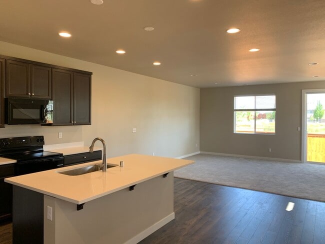 Building Photo - COMING VACANT END OF JUNE -EZ life Townhom...