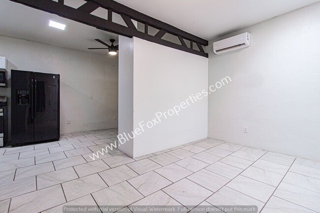 Building Photo - 204 W Sahuaro St