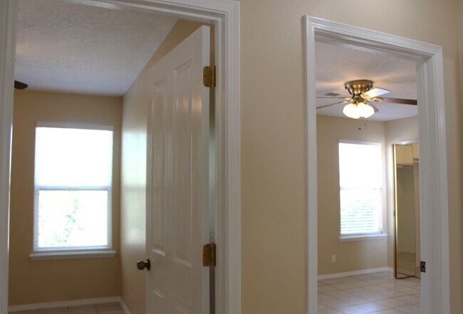 Building Photo - 1337 Lil Ave NE