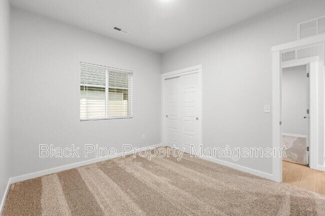 Building Photo - 895 N Aleppo Wy