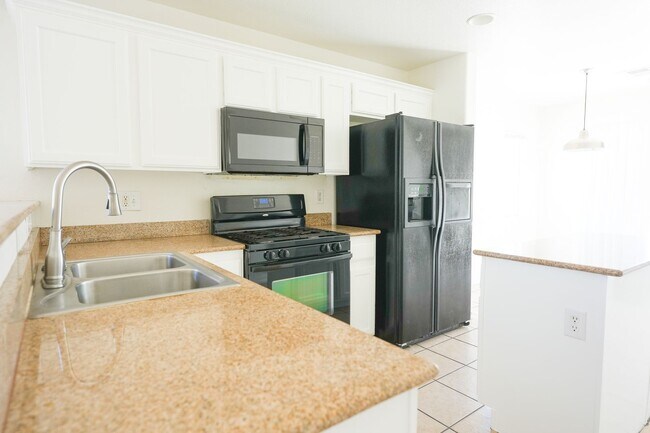Building Photo - Well-Maintained 3 Bed, 2.5 Bath Home with Garage & Private Backyard