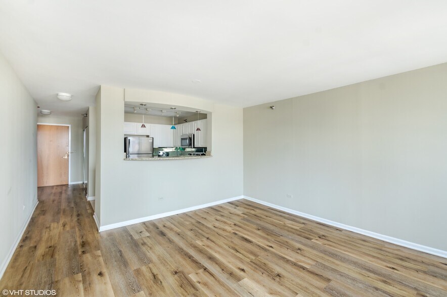 Building Photo - 345 N La Salle Dr