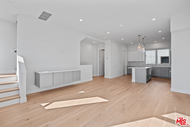 Building Photo - 3232 S Barrington Ave