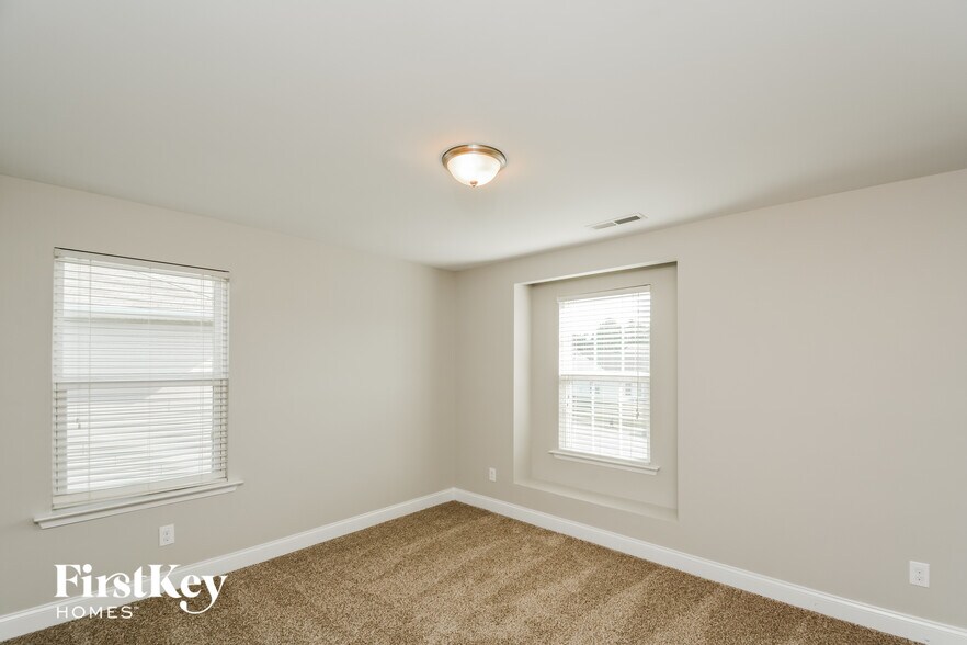 Building Photo - 239 Plymouth Dr