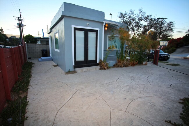 Exterior & Side Yard - 2601 Silver Lake Blvd