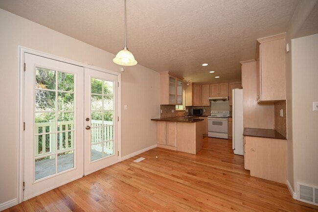 Building Photo - Beautiful Townhome in Amazing Location!