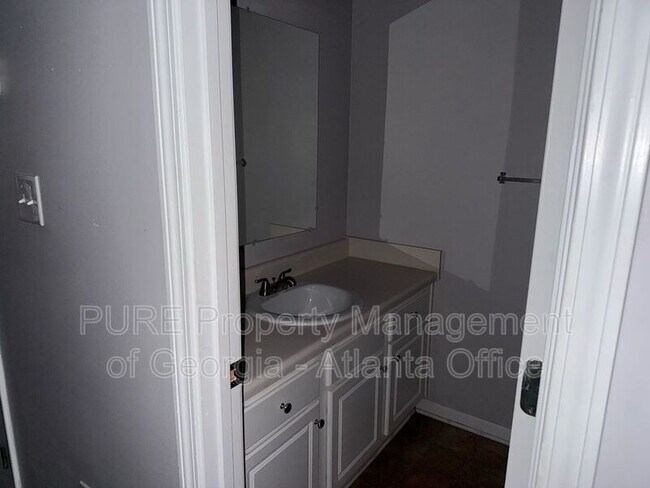 Building Photo - 4210 Oakwood Rd