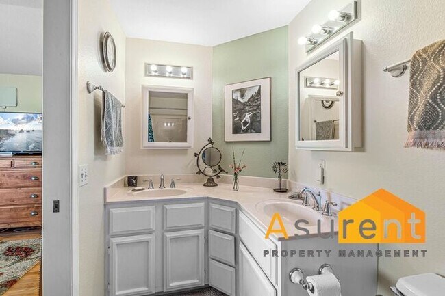 Building Photo - Stunning Home with Beautiful views of Ashland Available Soon!